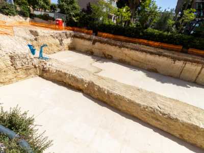 Proseguiamo quindi su via Capruzzi per imboccare via Amendola. Qui dopo qualche metro troviamo il cantiere di un palazzo residenziale...
